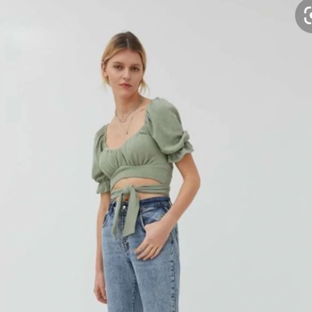 NWOT UO Annie wrap crop top green size M - Picture 2 of 4